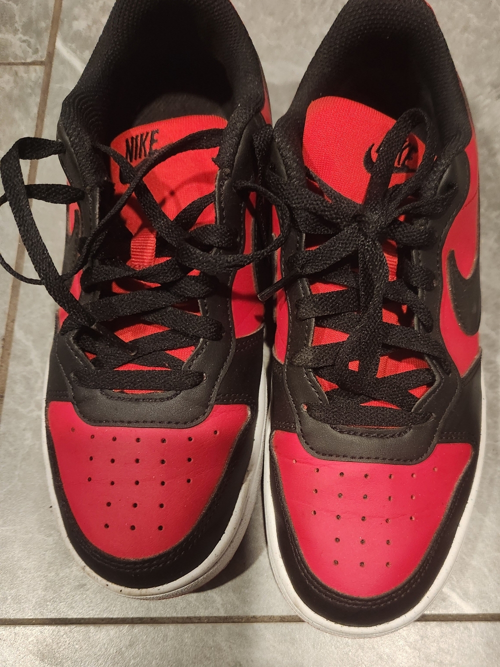 Nike Black & Red Low Top Sneakers 5y/7 Womens